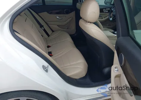 2016 Mercedes-Benz C 300 z USA, uszkodzony, nr VIN 55SWF4JB1GU113983